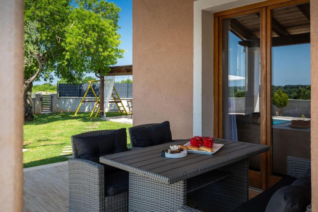 Activity Villa Gita With Pool And Grill In Tinjan Dış mekan fotoğraf